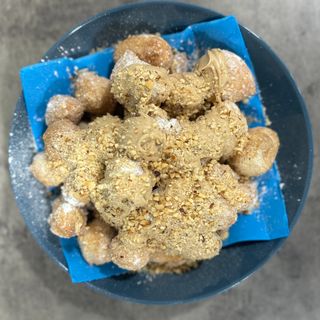 350gr circa di Zeppoline con Crema Bueno, Granella e Noccile interi