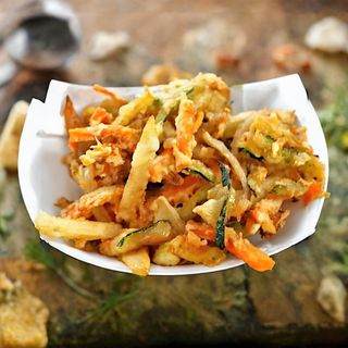 Verdure pastellate fritte Zucchine, carote, melanzane, cipolle fritte