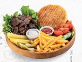 Бауырдак на тарелке с бараньей печенью