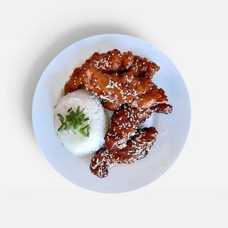 Pui caramelizat cu susan cu orez simplu mare