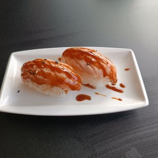 106. Sushi Salmón Flambeado (2 Pzs.)