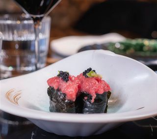 Gunkan de toro con wasabi natural