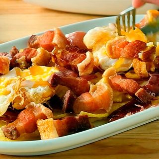 Huevos rotos con torreznos