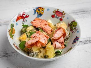 Картопляний салат з лососем запеченим (160g)