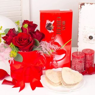 Cadou din dragoste cu praline de ciocolata, trandafiri rosii si lumanari