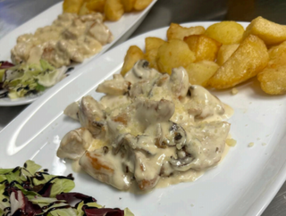 Piept de pui cu sos de ciuperci