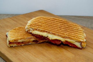 Tost sendvič sa kulenom