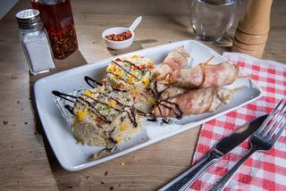 Piept de pui invelit in bacon cu orez si legume