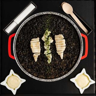 Arroz Negro con Rape y Chipirones
