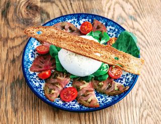 Mozzarella de bufala paestum Dop con cama de tomate