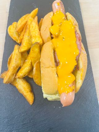 Chessy Bacon dog + patatas fritas.