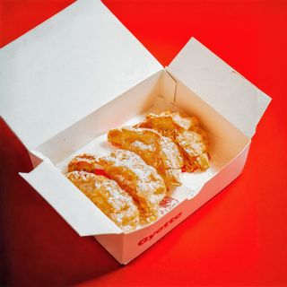 Apple Gyoza fritti (zucchero a velo)