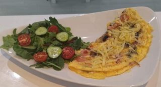 Omleta cu bacon, ciuperci si cascaval