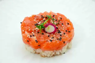 137. Tartare salmone con riso sotto