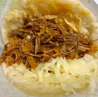 Arepa mechada con queso amarillo