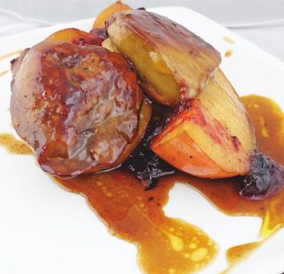 Гъши дроб с карамелизирани ябълки и праскови (300г)