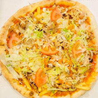 Pizza kebab con verdure fresche