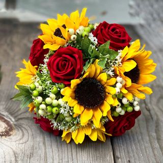 Bouquet di rose e girasole