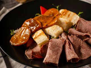 Салат з ростбіфом та грінками (240g)