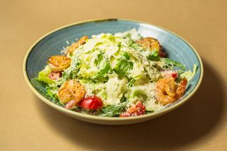 Salată Caesar cu creveți 