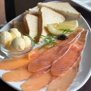 Лосось слабосолений з тостами (50/50/25г)