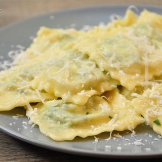 Raviolide de ricotta y espinaca con mantequilla y parmesano