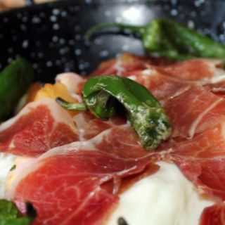 Pimientos de padrón, patatas y jamón ibérico