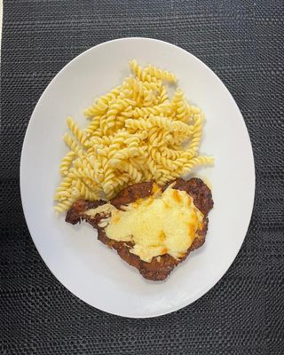 Wieprzowina zapiekana z cebulką, majonezem i serem