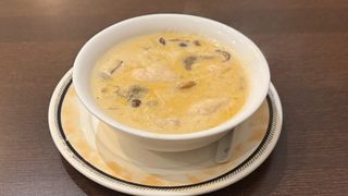 Zuppa di pollo con latte di cocco