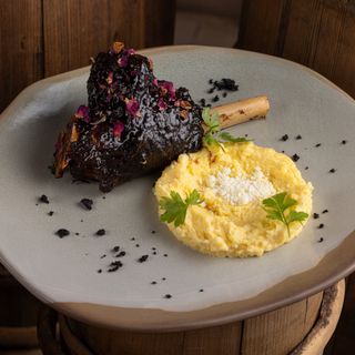 Гомілка ягняти томлена в томатній глазурі з кукурудзяною кашою (270/125 г)