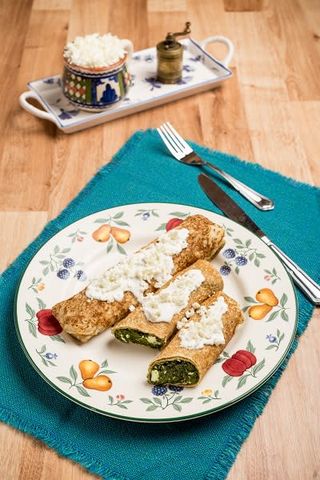 Clǎtite cu spanac, telemea şi smântânǎ