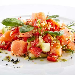 Салат из рукколой с семгой и сыром креметте