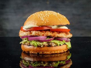 Чизбургер с куриной котлетой в грибном соусе 