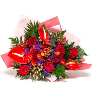 Aranjament anthurium, ipericum, trandafiri, lamaita