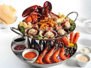 2211 Скариди с калмари и месо от раци със зеленчуци (600г)