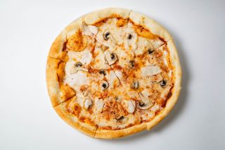 Пицца с курицей и грибами