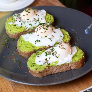 Pain De Campagne, Œuf Au Plat, Avocat, Huile D'olive