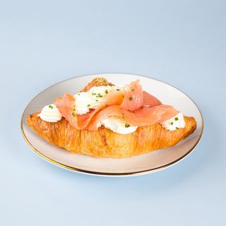 Croissant al salmone