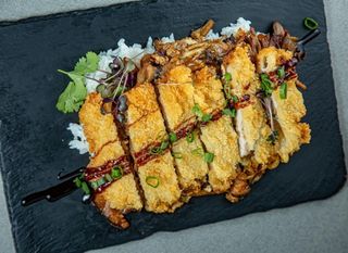 Свинина в хрусткій паніровці з рисом (380г)