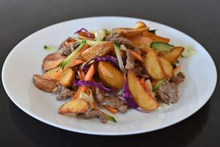 Pržena teletina sa povrćem, krompirom i maslacem