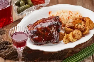 Свиные ребра с запеченным картофелем и квашеной капустой (300гр)