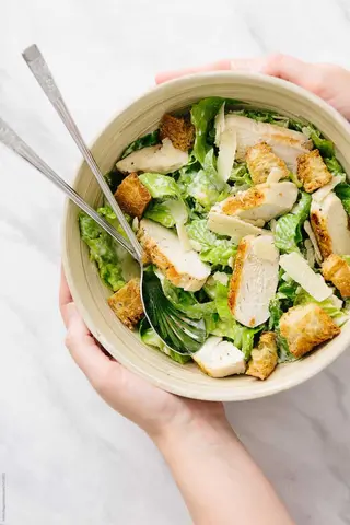 Ensalada César Con Pollo Crujiente