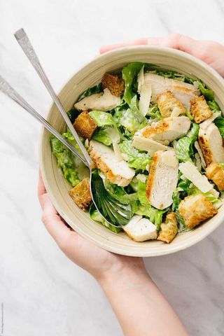 Ensalada César Con Pollo Crujiente