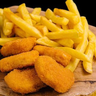 4 Nuggets de frango com batatas fritas
