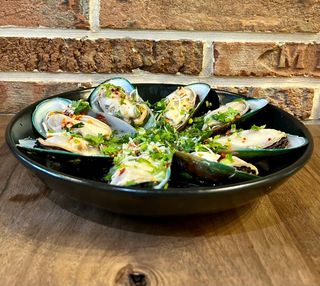 მიდიები ღვინის სოუსით