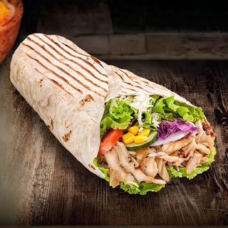 Rollo tortilla z kurczakiem lub baraniną