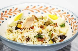 Mix grill, riso e insalata