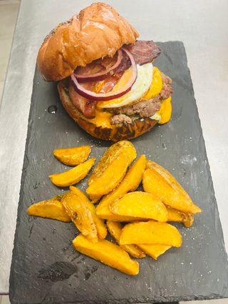 Burger RUSTIC + patatas fritas.