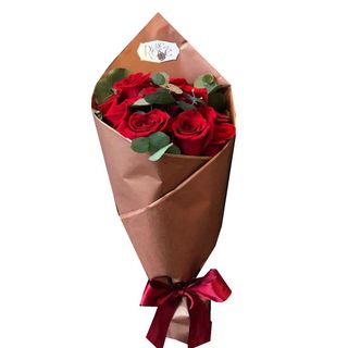 Buchet cu 9 trandafiri rosii si eucalipt