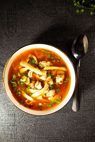 Ciorba de pui cu taietei de casa